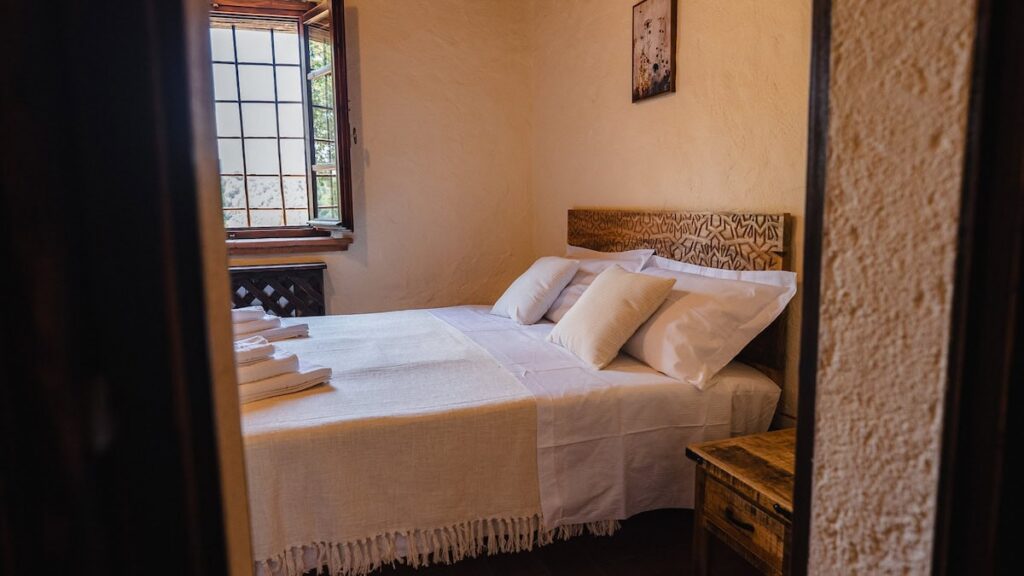 Bedroom with a double bed in the Il cardinale apartment, Borgo Braila, Umbria