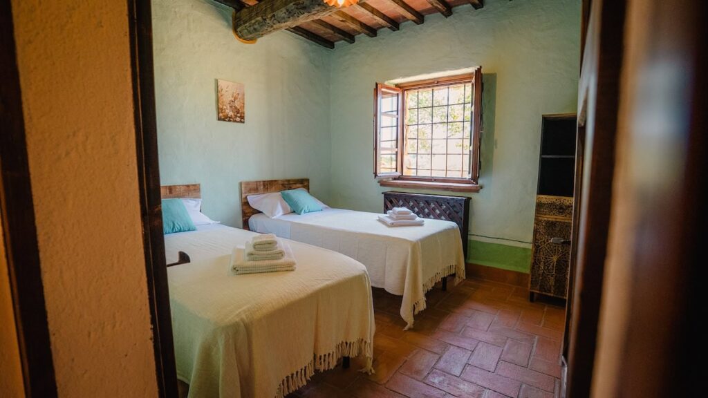 Twin bedroom with two single beds in the Il cardinale apartment, Borgo Braila, Umbria
