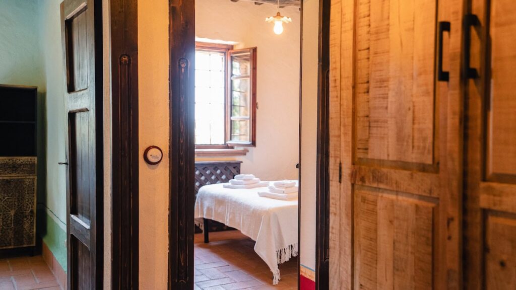 Bedroom with a doorway in the Il cardinale apartment, Borgo Braila, Umbria