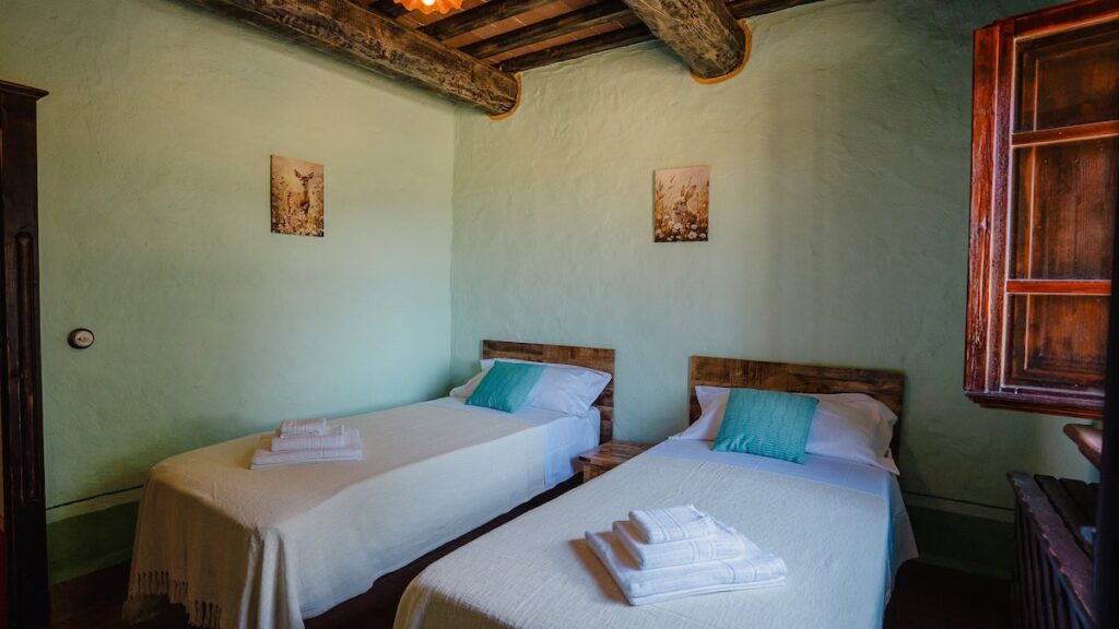Bedroom with two single beds in the Il cardinale apartment, Borgo Braila, Umbria