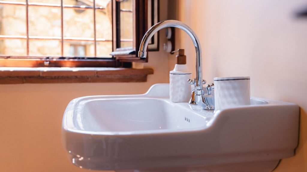 Bathroom with a pedestal sink in the Il cardinale apartment, Borgo Braila, Umbria