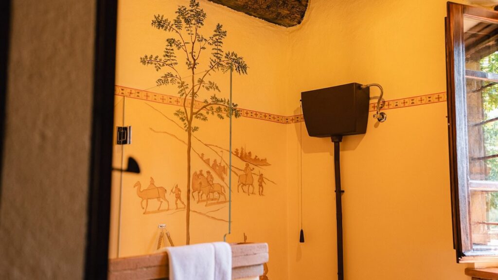 Bathroom with a hand-painted wall in the Il cardinale apartment, Borgo Braila, Umbria