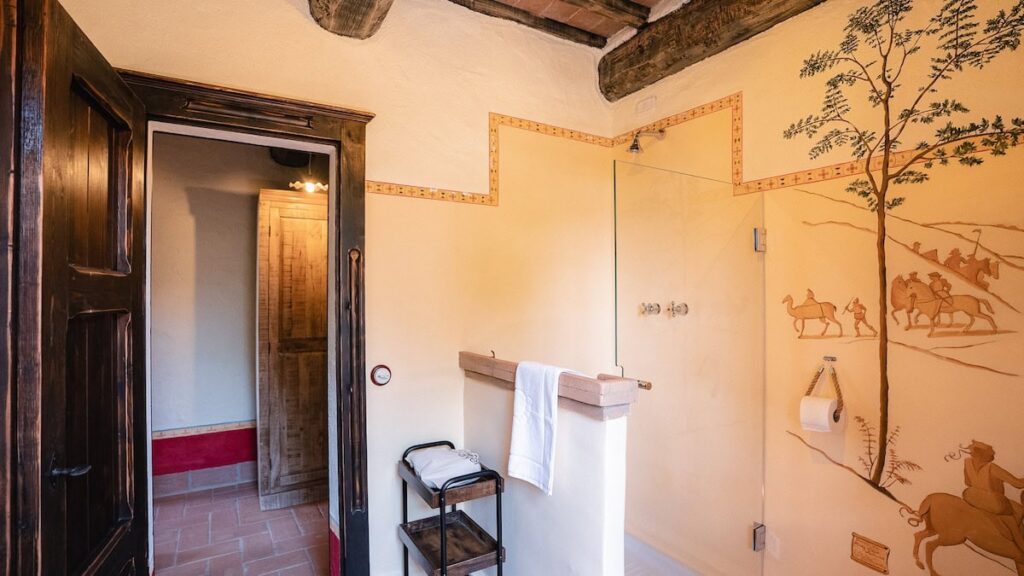 Hallway with a doorway in the Il cardinale apartment, Borgo Braila, Umbria
