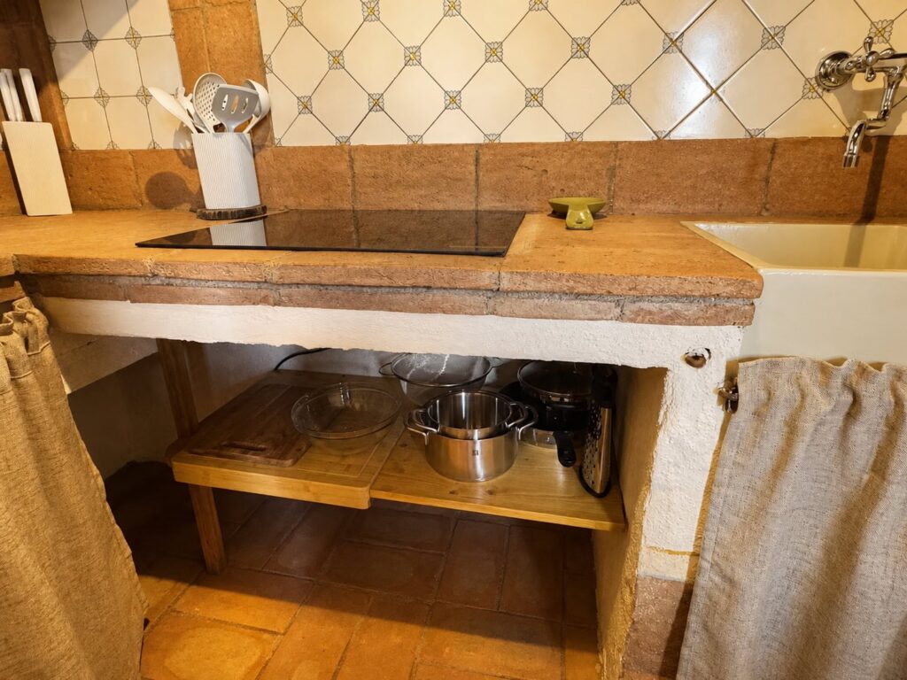 Fully equipped kitchen in the Il belvedere apartment at Borgo Braila