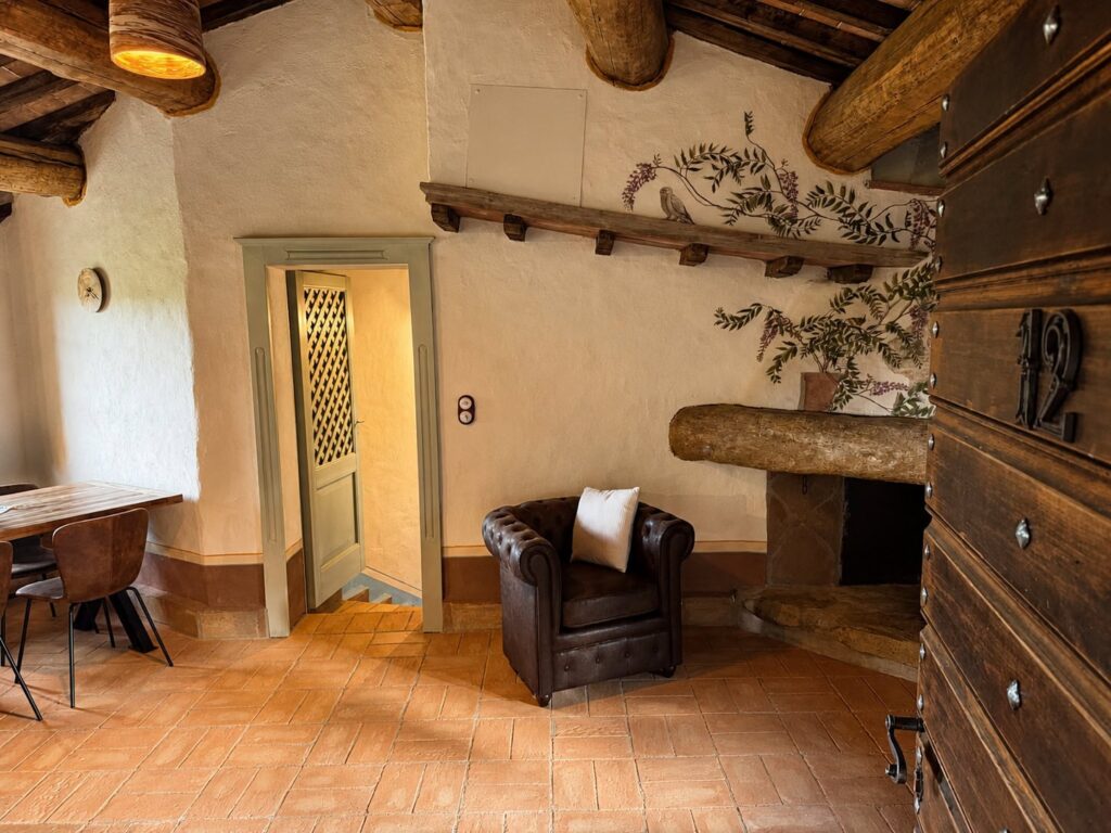 Living room with fireplace in the Il belvedere apartment at Borgo Braila, Umbria