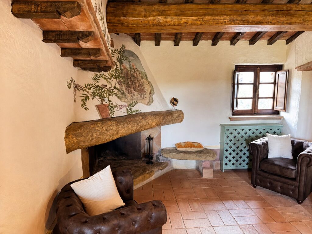 Living room with fireplace in the Il belvedere apartment at Borgo Braila, Umbria