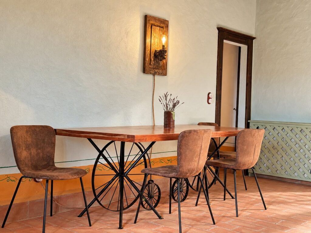 Dining table with velvet chairs in the La Dimora del Levante apartment, Borgo Braila, Umbria