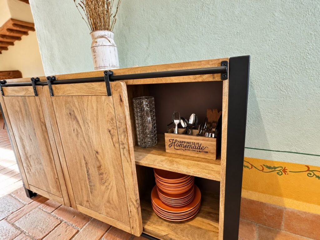 Sliding-door cabinet with plates and cutlery in the La Dimora del Levante apartment, Borgo Braila, Umbria